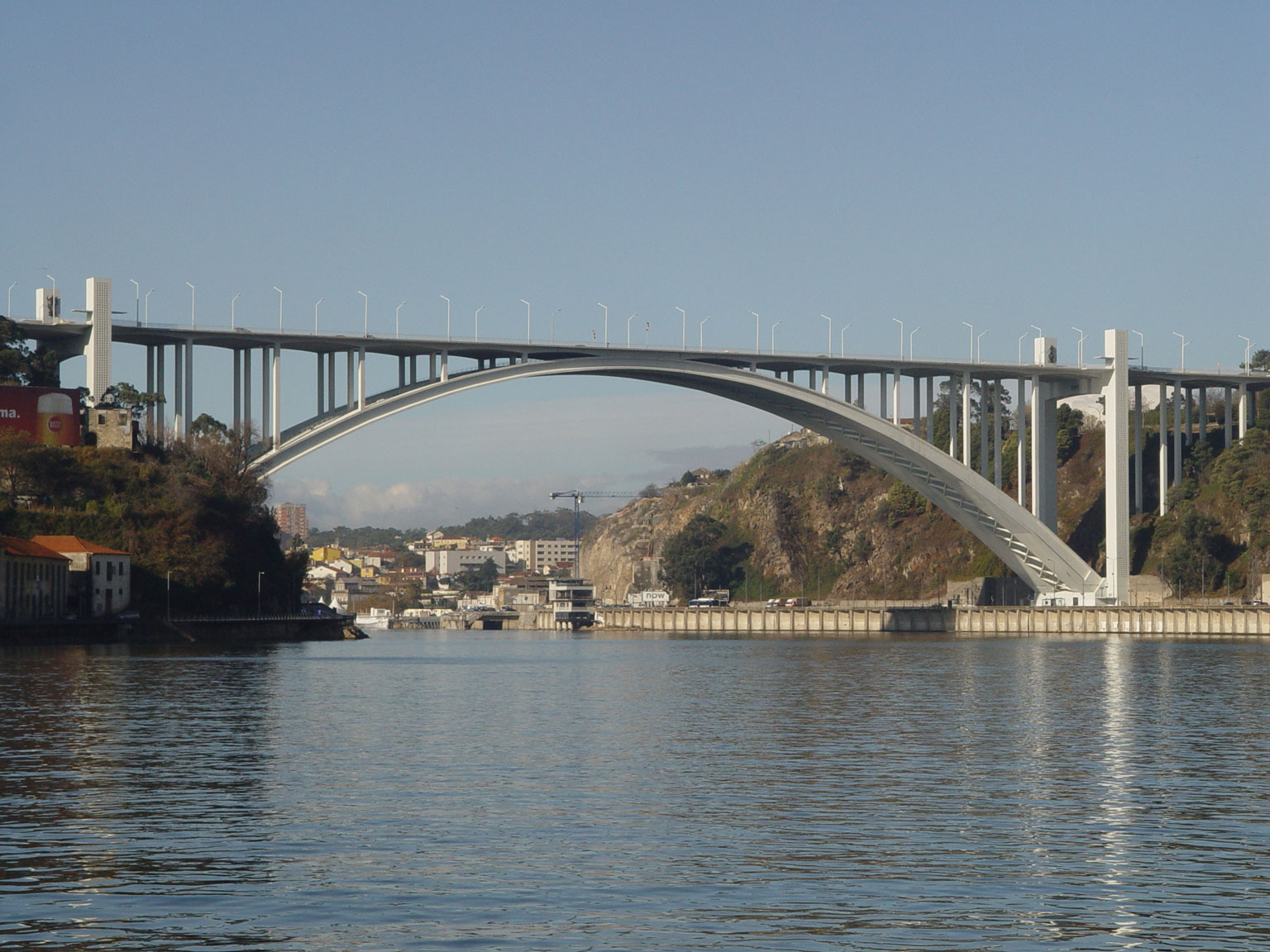 /Ponte da Arrábida vista do rio Douro.